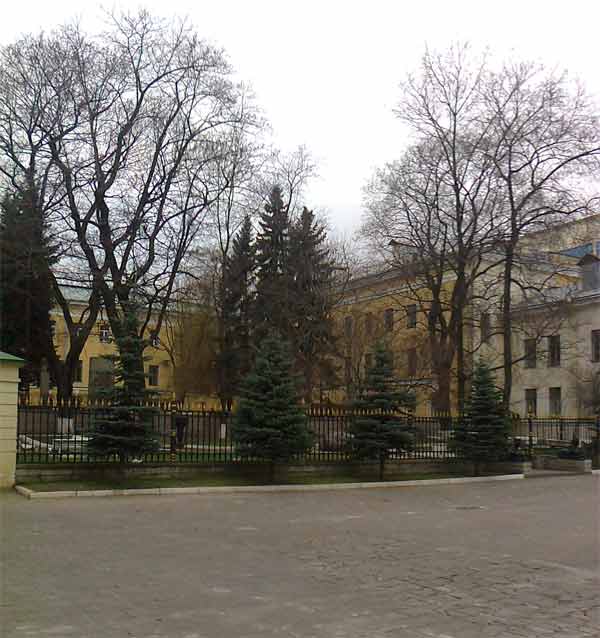Институтский дворик